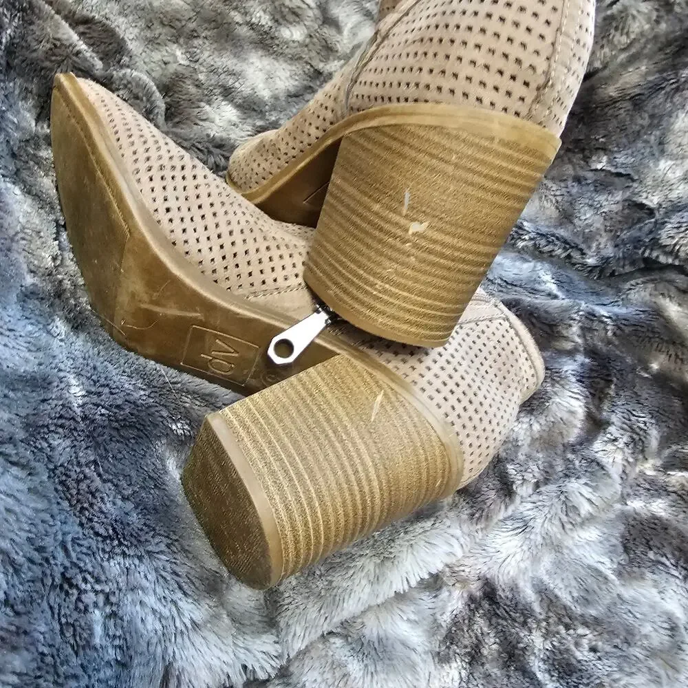 Dolce Vita Chunky Heel Laser Cut Wedge Ankle Boots Size 9